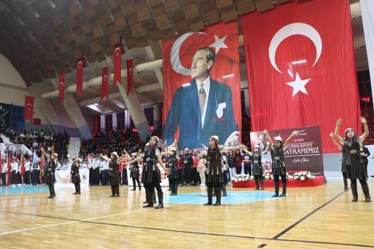 Adana’da 29 Ekim Cumhuriyet Bayramı coşkusu; Kazak dansı ilgi topladı