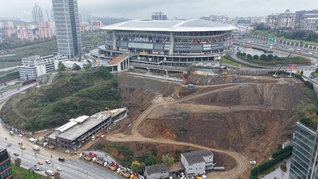 Kağıthane'de selde kayan toprak kaldırılıyor / Havadan görüntü
