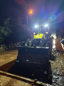 Büyükşehir ekiplerinin yağmur mesaisi gece boyu sürdü