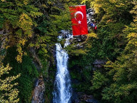 Giresun'da şelale üzerinde Cumhuriyet kutlaması