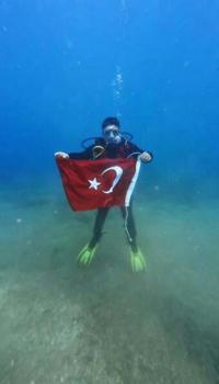 Cumhuriyet Bayramı'nı su altında Türk bayrağı açarak kutladılar