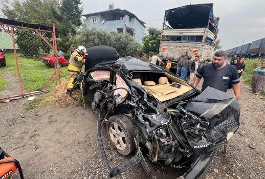 Hemzemin geçitte, tren otomobile çarptı; 2 yaralı