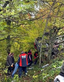 Kırklareli'de kamyon şarampole devrildi; 1 ölü, 1 yaralı