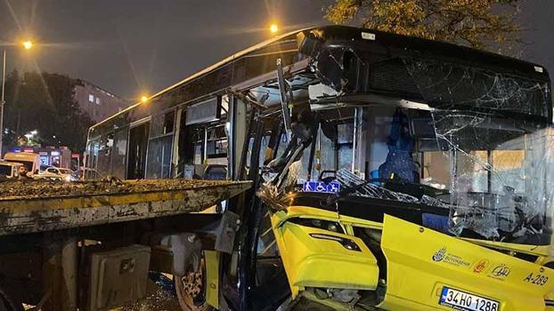 Bağcılar'da İETT otobüsü park halindeki çekiciye çarptı