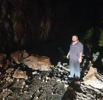 Adana'da kayaların düştüğü yol kapandı