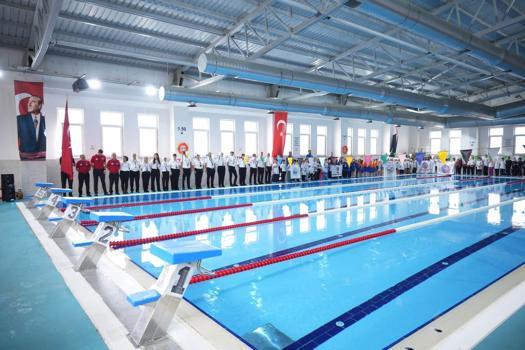 Yenişehir'de 'Cumhuriyet Kupası Yüzme Yarışları' düzenlendi