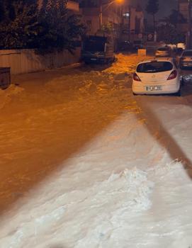 Mersin'de sağanak su baskınlarına neden oldu