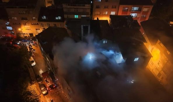 Kağıthane’de 5 katlı binanın en üst katında çıkan yangın çatıya sıçradı