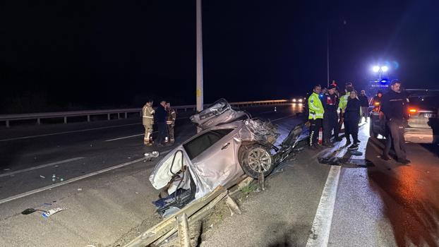 Çanakkale’de otomobil aydınlatma direğine çarptı: 2 ölü