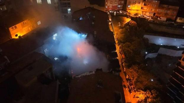 Kağıthane’de 5 katlı binanın en üst katında çıkan yangın çatıya sıçradı