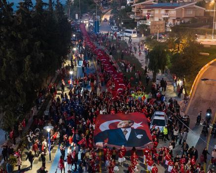 Kuşadası'nda 250 metre uzunluğunda Türk bayrağı taşındı