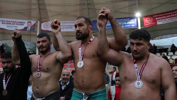 103’üncü Uluslararası Uzundere Cumhuriyet Karakucak Güreşleri’nde başpehlivan Feyzullah Aktürk