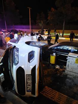 Otomobille çarpışan hafif ticari araç, park halindeki 4 araca daha çarptı: 3 yaralı