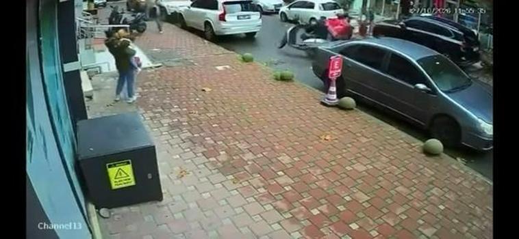 Çekmeköy'de aküsü değiştirilen motosiklet hareket etti; yardım ederken yere düştü