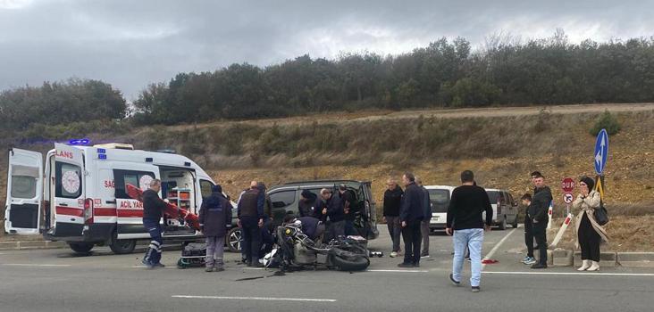 Hafif ticari araçla motosiklet çarpıştı; 2 yaralı