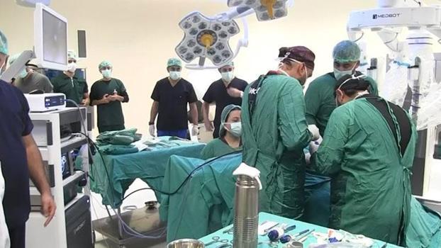 12 yıldır kasık ve karın ağrısı çeken hasta robotik cerrahiyle sağlığına kavuştu