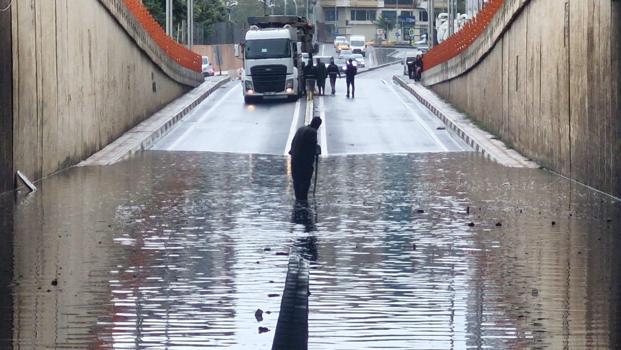 Diyarbakır'da sağanak; yollar göle döndü, su baskınları yaşandı (2)