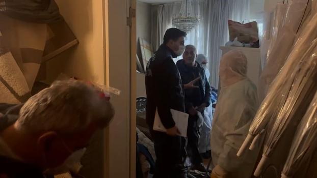 Beyoğlu’nda kötü koku gelen daireden 4 ton çöp çıkarıldı