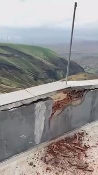 Siirt’te sağanak ve dolu hayatı olumsuz etkiledi, binaya yıldırım isabet etti