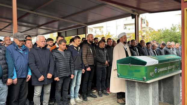 Çanakkale'de otomobil aydınlatma direğine çarptı: 2 ölü (3)