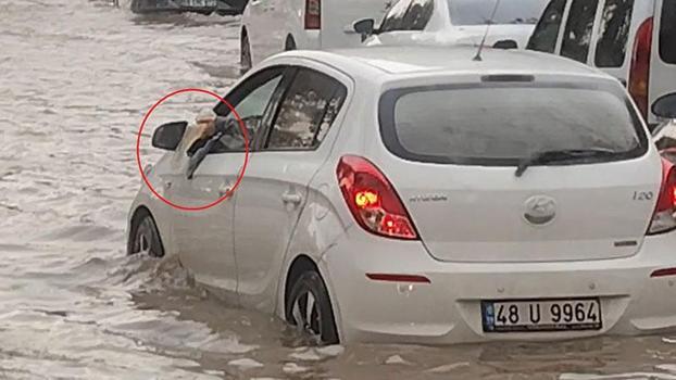 Otomobiline dolan suyu bardakla tahliye etmeye çalıştı