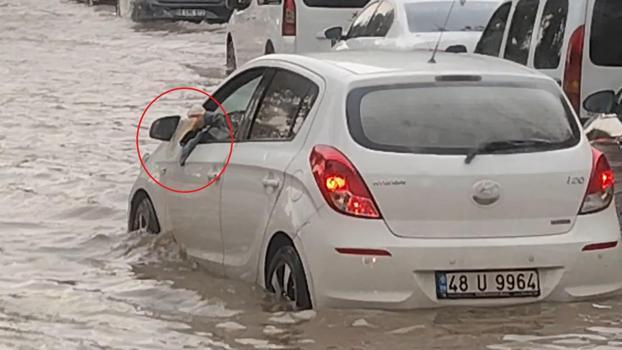 Otomobiline dolan suyu bardakla tahliye etmeye çalıştı