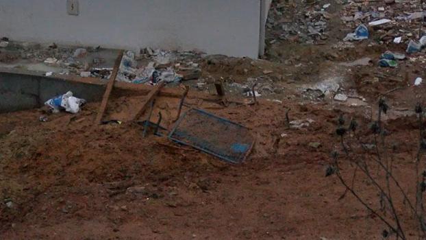 Sultanbeyli'de çamura batan anne ve çocuğunu itfaiye ekipleri kurtardı