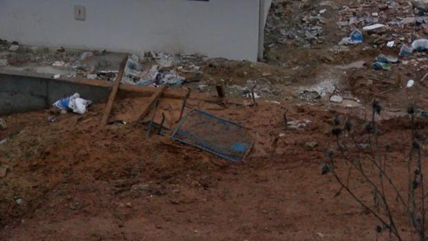 Sultanbeyli'de çamura batan anne ve çocuğunu itfaiye ekipleri kurtardı