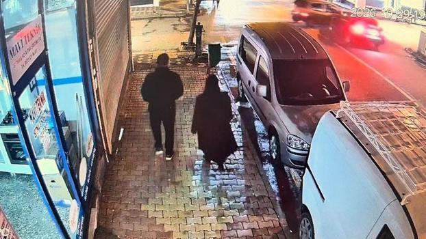 Otomobillerin vitrin camına çarpma anı güvenlik kamerasına yansıdı