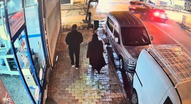 Otomobillerin vitrin camına çarpma anı güvenlik kamerasına yansıdı