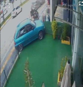 Çorum'da otomobil mağazaya girdi