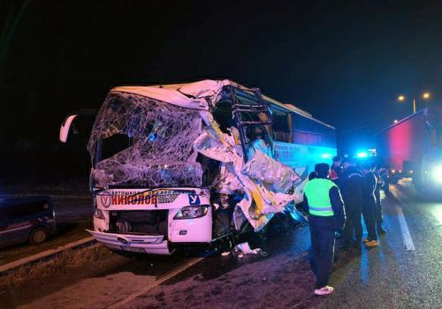 Edirne'de tur otobüsü, TIR'a çarptı: 10 yaralı