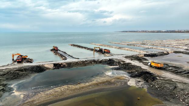 Van Gölü’nden 2 milyon 385 bin metreküp dip çamuru çıkarıldı