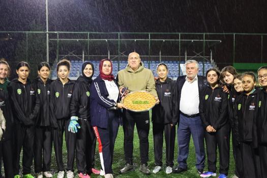 Elüstü’nden İndere 02 Kadın Futbol Takımı’na ziyaret