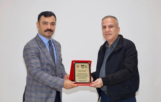 Kahta Kaymakamı'ndan DHA'ya plaket