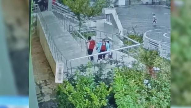 Aniden yağmur bastırınca engelli arkadaşının yardımına koştu