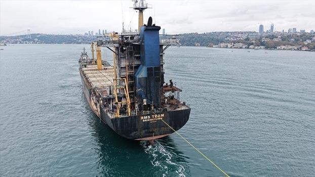 Karadeniz'de İHA saldırısına uğrayan gemi İstanbul Boğazı'ndan geçirildi
