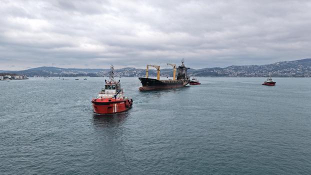 Karadeniz'de İHA saldırısına uğrayan gemi İstanbul Boğazı'ndan geçirildi