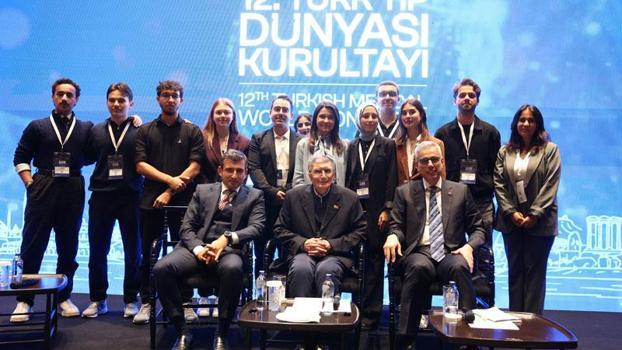 Sağlık Bakanı Memişoğlu 12'nci Türk Tıp Dünyası Kurultayı'nda gençlerle buluştu