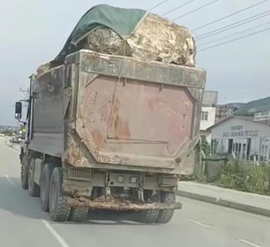 Yükü kasaya sığmayan kamyon trafikte tehlike oluşturdu