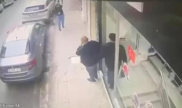 Zeytinburnu'nda esnaf kendisini tehdit eden saldırganı silahla yaraladı; güvenlik kamerası görüntüleri ortaya çıktı