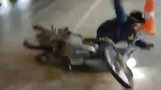 TIR’dan yola dökülen yağ nedeniyle motosiklet devrildi