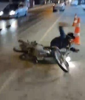 TIR’dan yola dökülen yağ nedeniyle motosiklet devrildi