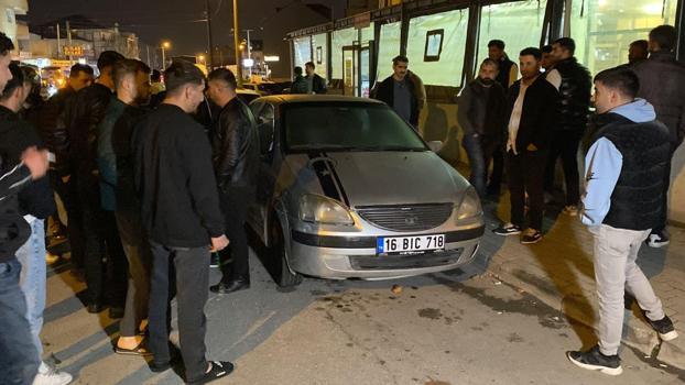 Park halindeyken freni boşalan özel halk otobüsü 2 otomobile ve manav dükkanına çarptı