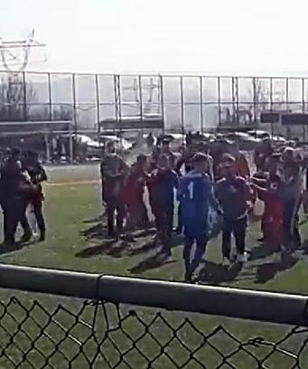 Futbolcular sahada tekme tokat kavga etti