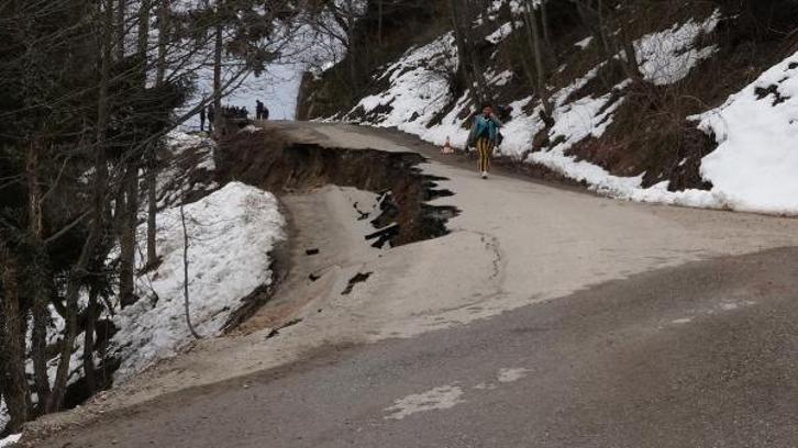 Trabzon’da heyelan; asfalt yol çöktü (2)