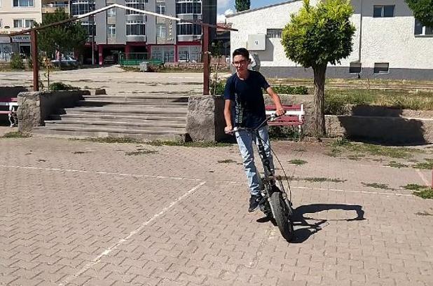 Ortaokul öğrencisi Cemal, hurdalardan elektrikli skuter ve drift trike yaptı