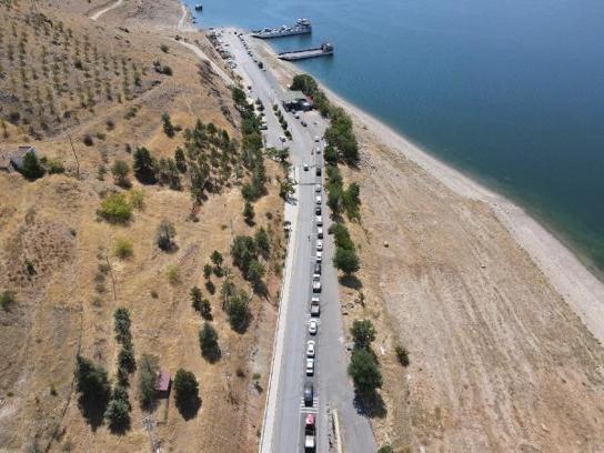 Tunceli Pertek'te feribot iskelesindeki araç kuyruğu 2 kilometreyi aştı