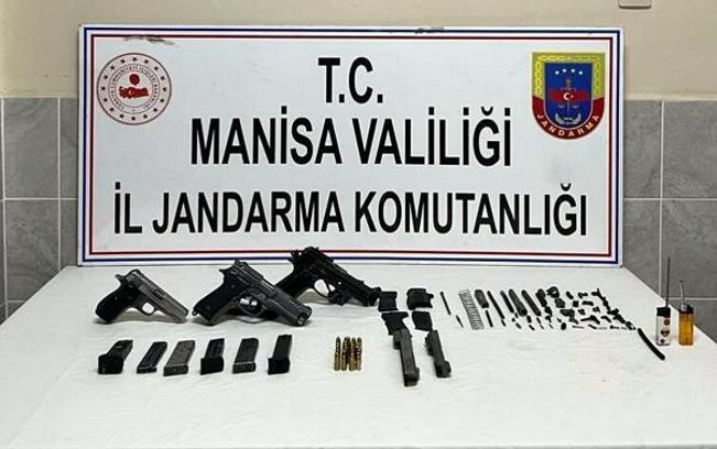 Ahmetli'de bir evde tabanca ve tabanca yapımında kullanılan malzeme ele geçirildi
