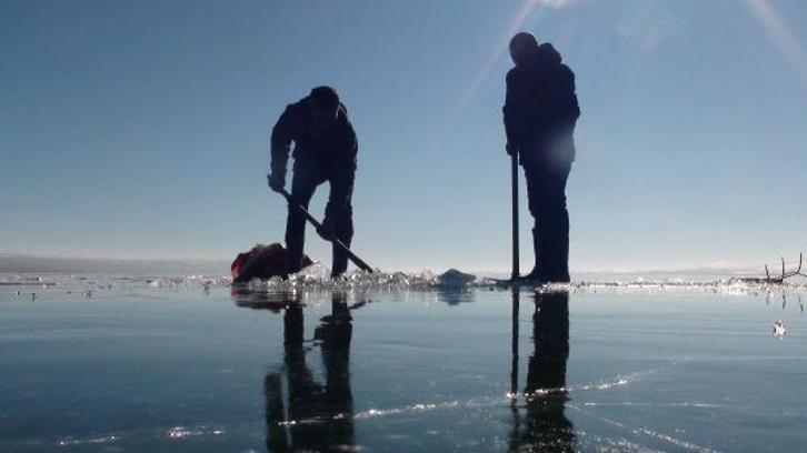 Çıldır Gölü'nde Eskimo usulü balık avı için ağlar suya bırakıldı